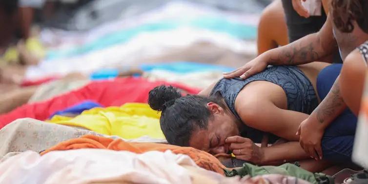 Dezenas de corpos são trazidos por moradores para a Praça São Lucas, na Penha, zona norte do Rio de Janeiro (Tomaz Silva/Agência Brasil)