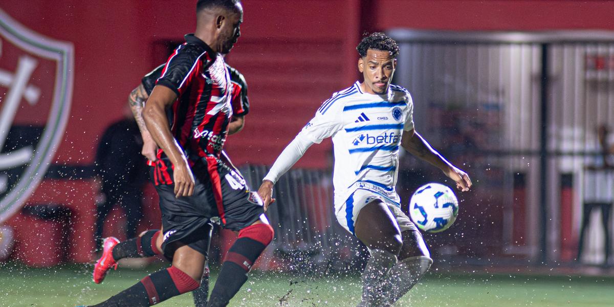 Vitória e Cruzeiro jogaram debaixo de muita chuva no 1º turno e empataram sem gols no Barradão (Foto: Celo Gil)