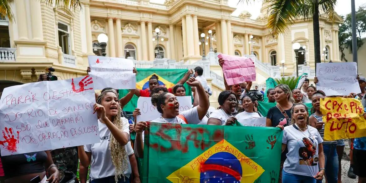 Protesto contra a operação policial que deixou mais de 119 pessoas mortas no Complexo da Penha, em frente ao Palácio Guanabara, sede do governo do Estado (Fernando Frazão/Agência Brasil)