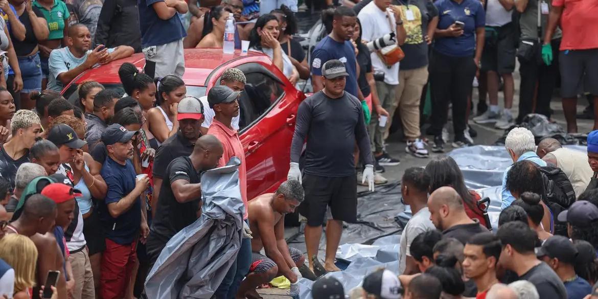 Dezenas de corpos são trazidos por moradores para a Praça São Lucas, na Penha, zona norte do Rio de Janeiro (Tomaz Silva/Agência Brasil)
