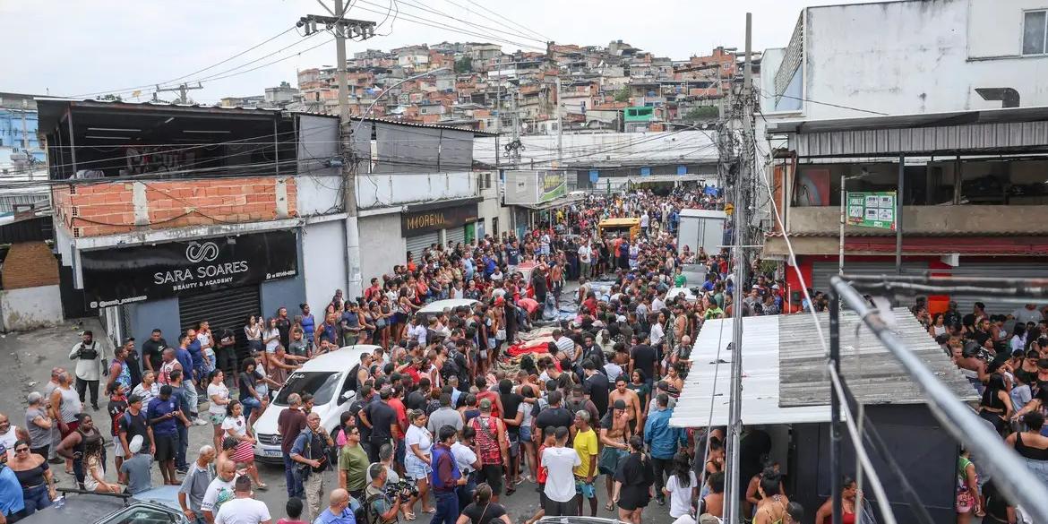 Dezenas de corpos são trazidos por moradores para a Praça São Lucas, na Penha, zona norte do Rio de Janeiro (Tomaz Silva/Agência Brasil)