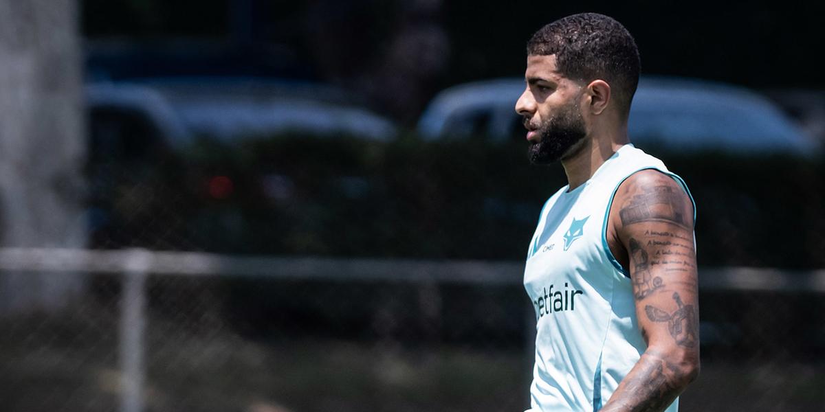 Em meio a indefinição da zaga para o jogo contra o Vitória, João Marcelo se diz preparado para o desafio (Foto: Gustavo Aleixo/Cruzeiro)