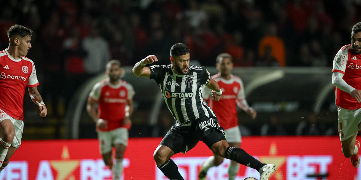 Atacante do Galo cercado por jogadores do Colorado em 2024 (Foto: Pedro Souza / Atlético)
