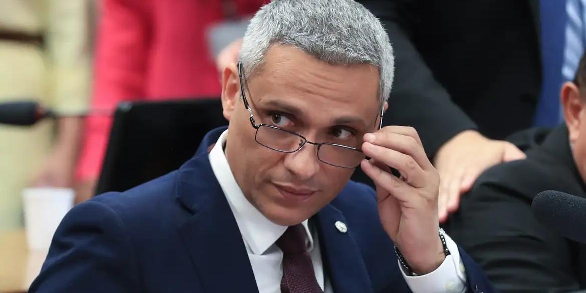 O ministro reiterou a necessidade de que sejam respeitadas as restrições impostas a Bolsonaro, como a de não utilizar aparelhos celulares ou as redes sociais, por exemplo. Todas as visitas deverão ser feitas no horário entre 9h e 18h, com revista obrigatória dos veículos dos visitantes (Lula Marques/Agência Brasil)