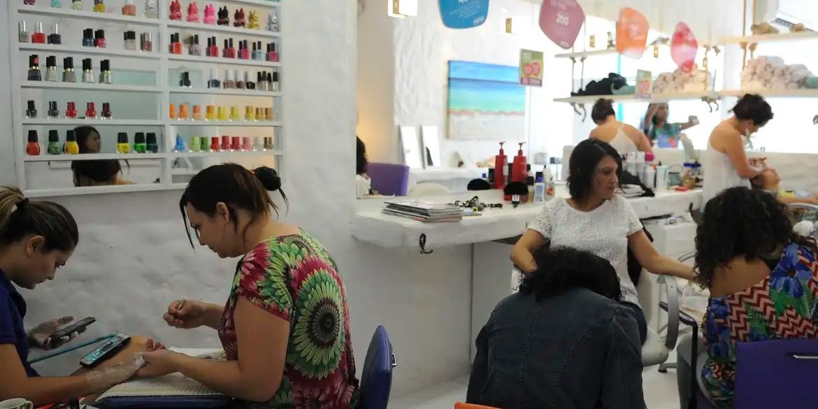 O objetivo é proteger a saúde das pessoas que utilizam esses produtos e principalmente dos profissionais que trabalham com eles. Segundo a Anvisa, o DMPT pode causar câncer em humanos e o TPO é tóxico para a reprodução e pode prejudicar a fertilidade (Elza Fiúza/Agência Brasil)