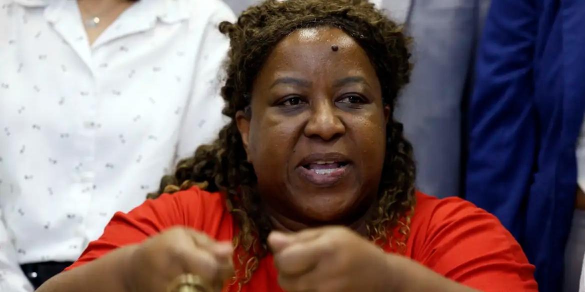 Ministra dos Direitos Humanos e da Cidadania do Brasil, Macaé Evaristo, durante reunião com representantes da comunidade e familiares das vítimas da Operação policial Contenção (Tânia Rêgo/Agência Brasil)