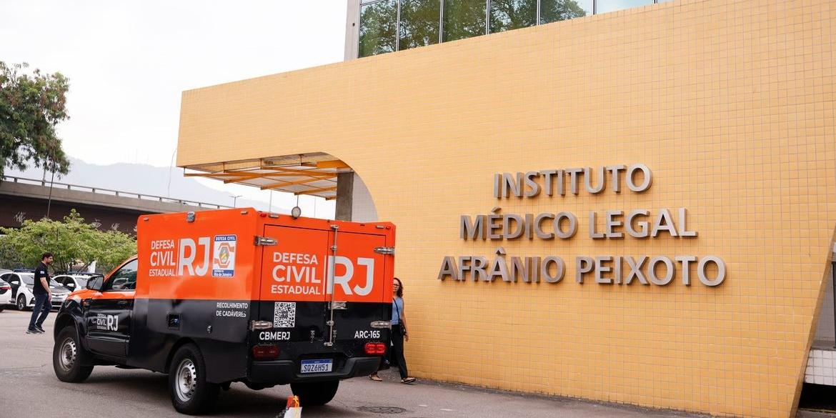 Carro da Defesa Civil chega no Instituto Médico-Legal após o resgate de dezenas de corpos por moradores da Comunidade da Penha, na zona norte do Rio de Janeiro. Corpos são resgatados por moradores para a Praça São Lucas, na Penha, zona norte do Rio de Janeiro (Tânia Rêgo/Agência Brasil)