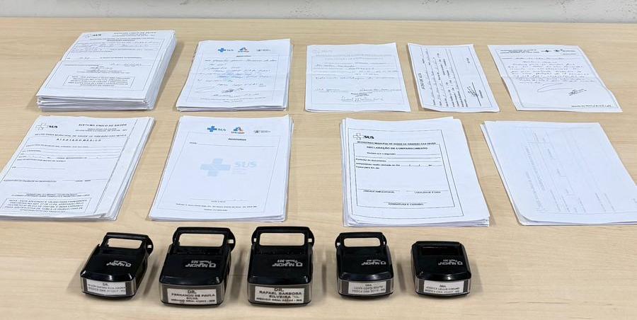 Blocos de atestados médicos falsos e carimbos adulterados foram apreendidos pela polícia (Divulgação)