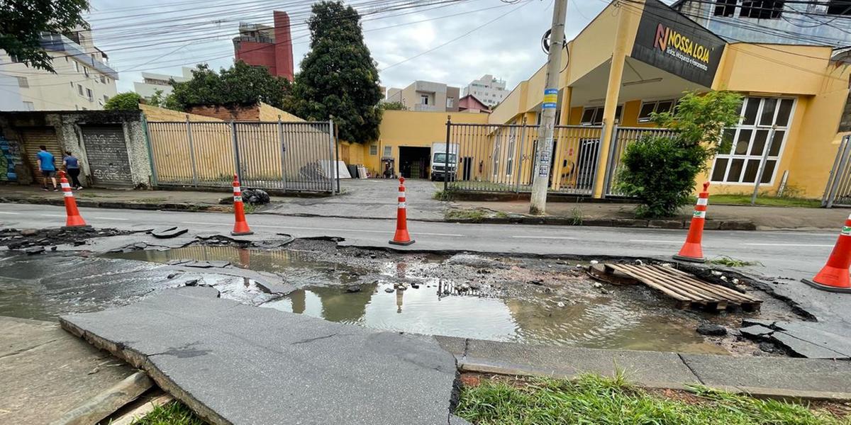 Asfalto da avenida Sebastião de Brito sofreu danos visíveis após chuvas intensas na capital mineira (Valéria Marques/ Hoje em Dia)