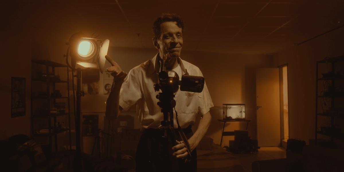 Cena do filme mineiro Blockbuster, de Rafael Toledo. A obra lançada em 2024 acompanha Abel, um diretor amador determinado a resgatar o charme dos efeitos práticos do cinema clássico, orquestrando a explosão real de um edifício para o próximo filme (Divulgação)