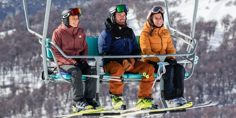 Aerolíneas Argentinas manterá voos diretos de São Paulo para Bariloche durante a temporada de inverno de 2026, facilitando o acesso de turistas brasileiros ao principal destino de neve da Argentina (Divulgação/Emprotur Bariloche)