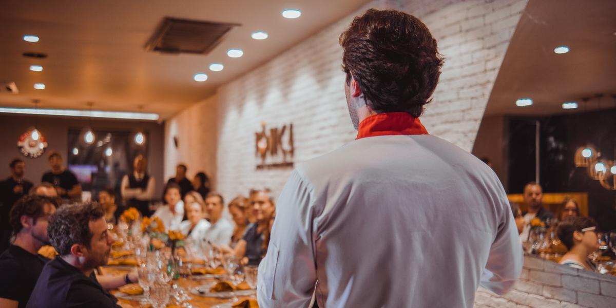 Tony Valadares aposta na alta gastronomia para que clientela construa conexões e negócios duradouros (Divulgação)