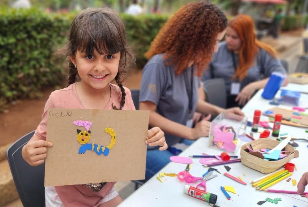 Pequena Cecília Moura, de 5 anos, participou da oficina de artes (Maurício Vieira/ Hoje em Dia)
