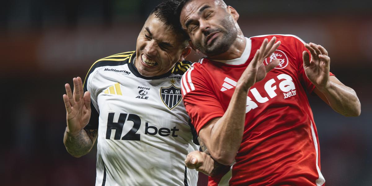 Com um a menos desde o começo da partida o Atlético segurou a pressão do Inter que jogou em casa (Foto: Pedro Souza / Atlético)
