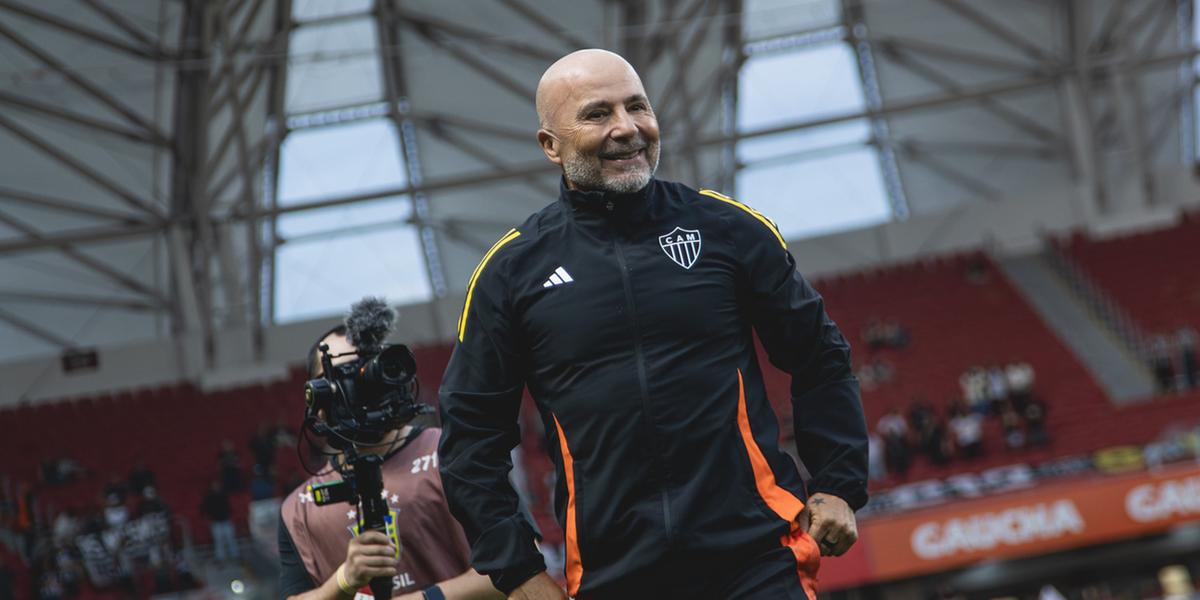 Ancelotti deu os parabéns ao colega Sampaoli pela classificação à final da Copa Sul-Americana (Foto: Pedro Souza / Atlético)