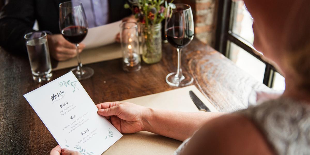 Na justificativa, autor do projeto argumenta que o uso exclusivo de cardápio na versão digital pode gerar “constrangimentos e transtornos” (Freepik/Divulgação)