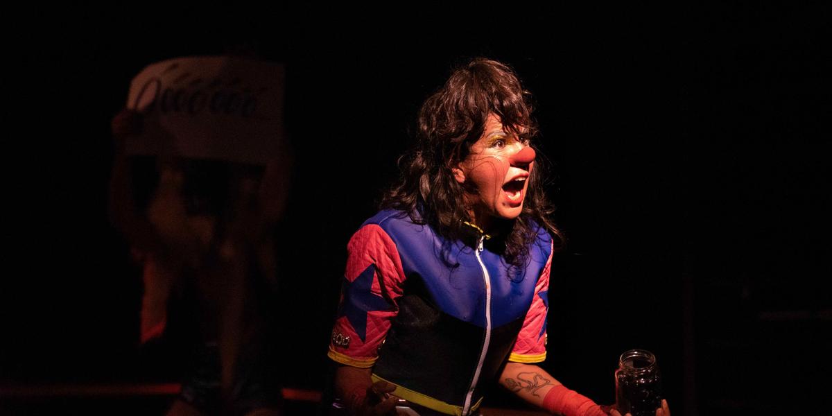Cena do espetáculo "Batalha", que faz parte da programação do DEBUTA - Encontro de Palhaçaria Feminina (Lina Mintz/Divulgação)
