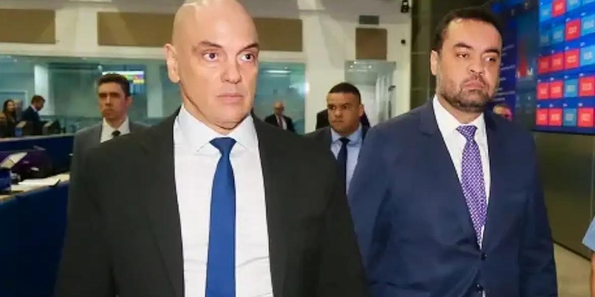 O ministro do STF Alexandre de Moraes visita a Sala de Inteligência e Controle do Centro Integrado de Comando e Controle, ao lado do governador Cláudio Castro (PL) (Foto: Philippe Lima/Divulgação)