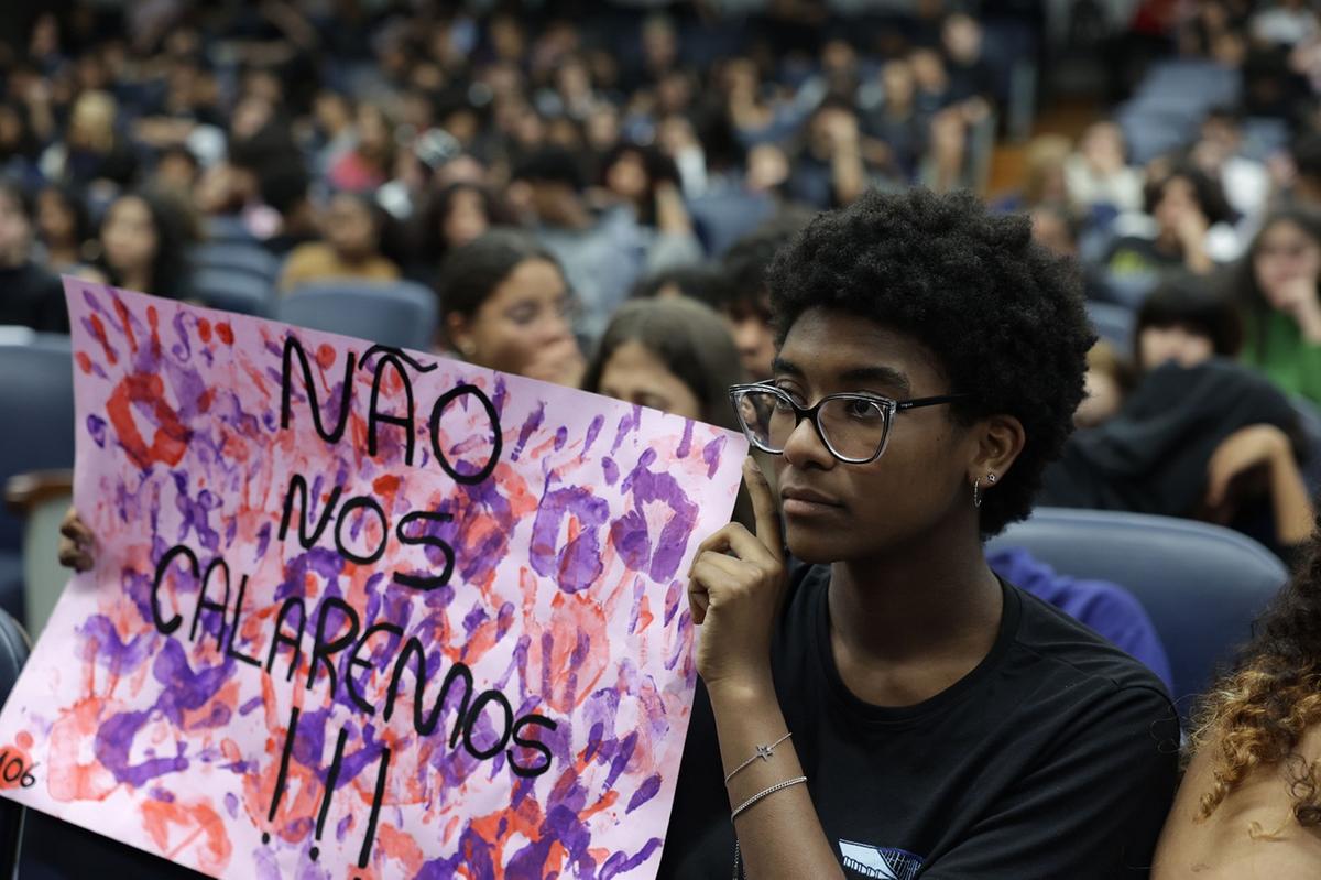 Estudantes se manifestam contra inclusão dos imóveis do Estadual Central na lista dos passíveis de transferência para a União como forma de abater parte da dívida de Minas (Daniel Protzner)
