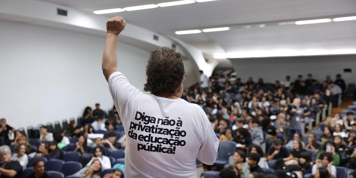 Durante visita da Comissão de Educação, Ciência e Tecnologia da Assembleia Legislativa de Minas Gerais (ALMG) ao Estadual Central, comunidade escolar se manifestou contrária a medida do governo que inclui os imóveis da Escola Estadual Governador Milton Campos, o Estadual Central, em Belo Horizonte, na lista dos passíveis de transferência para a União (Daniel Protzner)