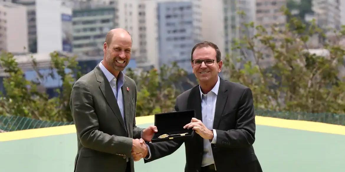 Prefeito Eduardo Paes e o príncipe William (Prefeitura do Rio/Divulgação)