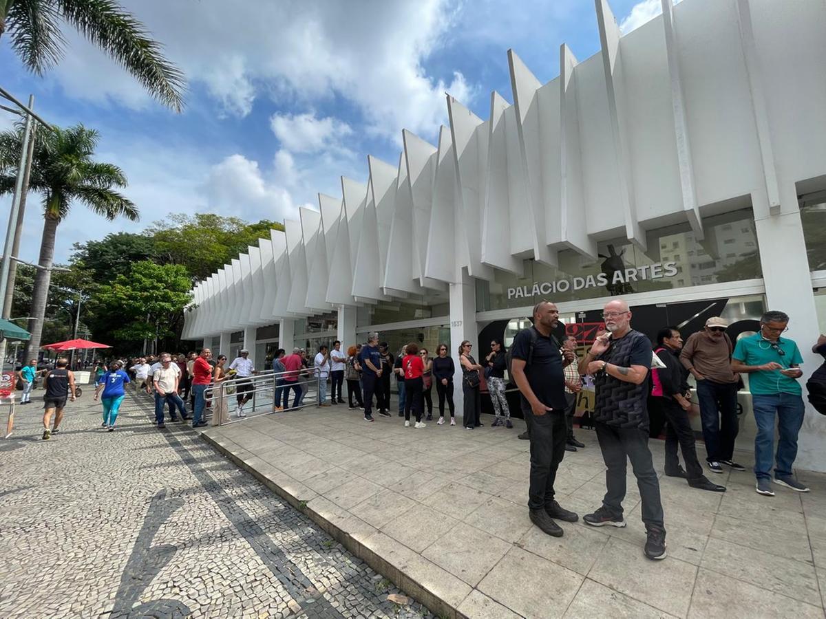 Fãs fazem fila no Palácio da Liberdade para se despedirem de Lô Borges (Valéria Marques/Hoje em Dia)