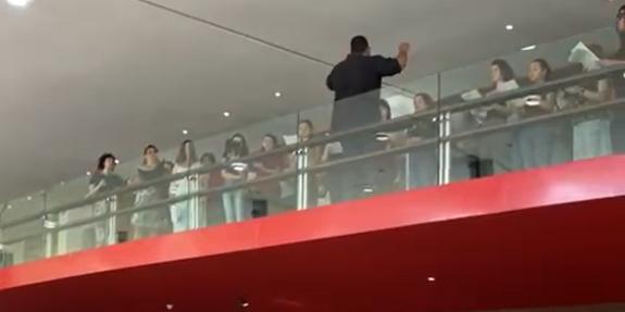 Coral homenageia Lô Borges com canção clássica (Valéria Marques / Hoje em Dia)