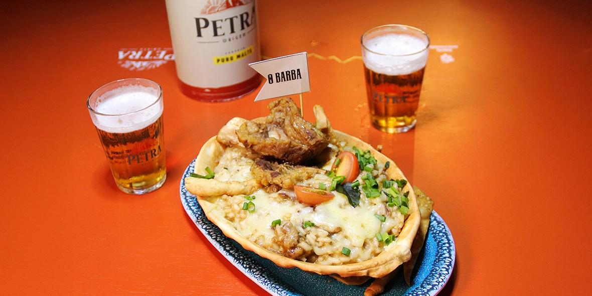 Tira-gosto do Barbazul participante do Festival Botecar. O Costela do Capitão Makita é um arroz caldoso de costela, servido em massa crocante, moldada artesanalmente em formato de barco (Divulgação/Barbazul)