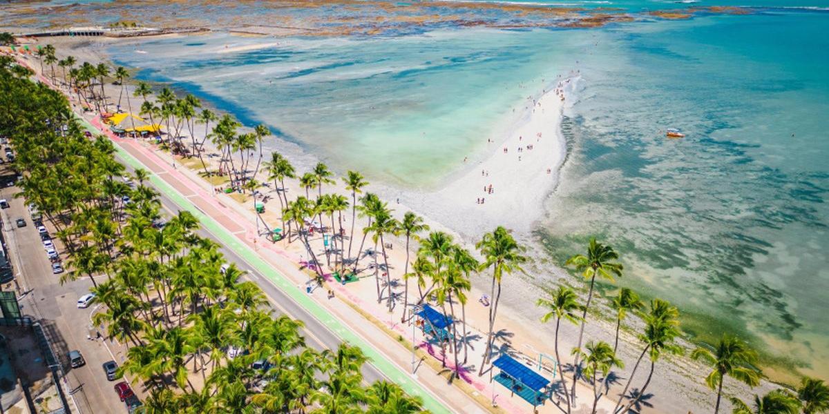 Entre as praias mais famosas estão Pajuçara, Ponta Verde, Jatiúca e Ipioca, sendo que esta última vem se destacando por suas piscinas naturais, águas cristalinas e pela barreira de corais, considerada a segunda maior do mundo (Jonathan Lins Secom Maceió)