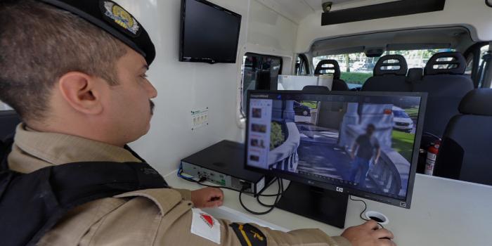 Entre os detidos, estão pessoas com mandados de prisão em aberto por crimes graves como tráfico de drogas, homicídio, roubo, estupro e violência doméstica (Cristiano Machado / Impensa MG)