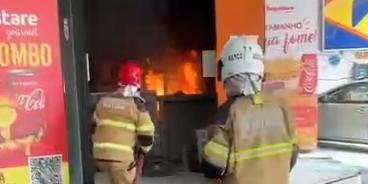 Imagens mostram os militares combatendo as chamas no interior do estabelecimento na Avenida do Contorno (Reprodução/CBMMG)