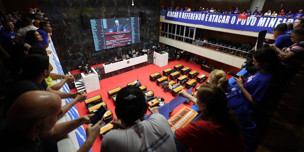 Manifestantes contrários ao fim do referendo acompanharam os debates na ALMG (Luiz Santana/ALMG)