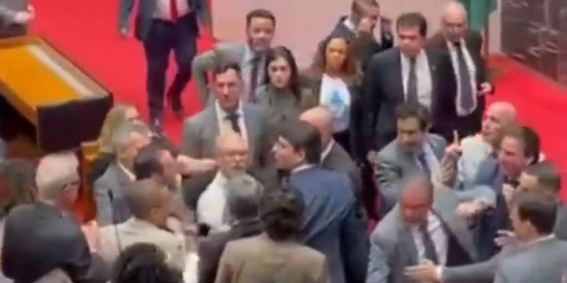 Antes da votação da PEC, houve confusão entre deputados da oposição e da base do governo (Reprodução)