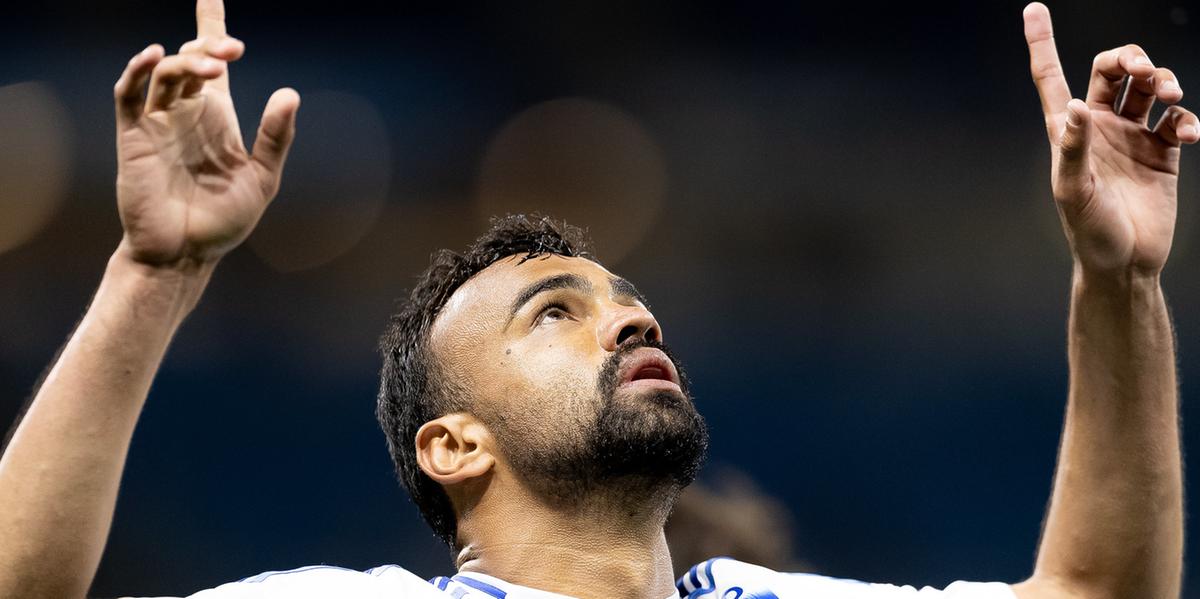 Fabrício Bruno marcou o único gol da partida que mantém a Raposa na briga pelo título (Foto: Lucas Bubols/Cruzeiro)