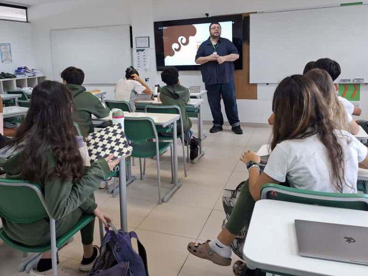 Fábio Guimarães, professor de literatura e redação do Ensino Médio da Escola Bilingue Carolina Patrício (RJ), orienta ser crucial o estudante tirar um tempo maior de intervalo para garantir que chegue à prova com calma (Fábio Guimarães/Arquivo pessoal)