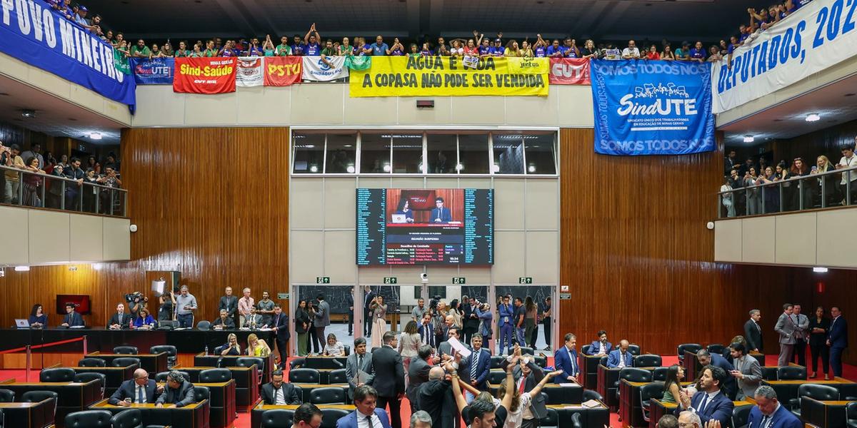 Reunião na ALMG que aprovou a PEC 24/2023, que retira a obrigatoriedade de referendo popular para privatização da estatal para o pagamento da dívida do Estado com a União (Willian Dias/ALMG)