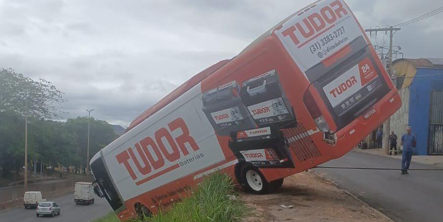 Veículo ficou pendurado em barranco de 8 metros no Anel (Divulgação/ CBMMG)