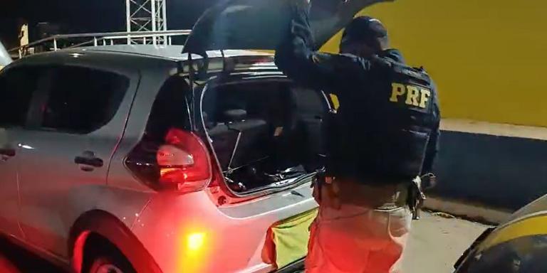 Entorpecente foi encontrado dentro de Fiat Mobi prata (Divulgação/ PRF)