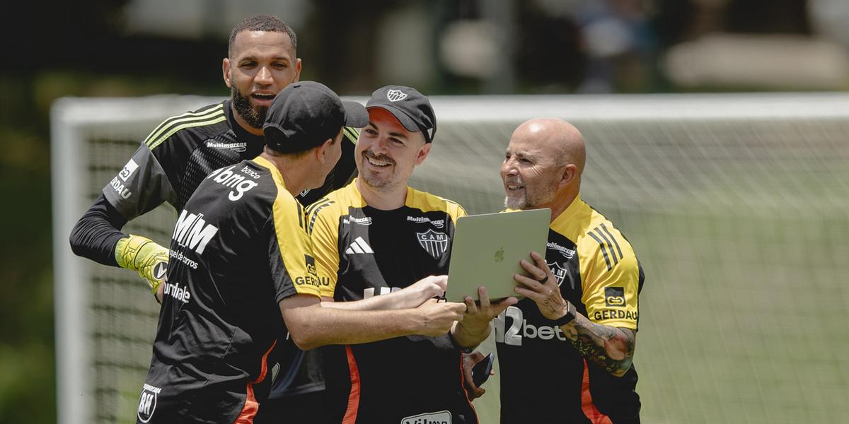 Descontração em treino do Atlético (Foto: Pedro Souza / Atlético)