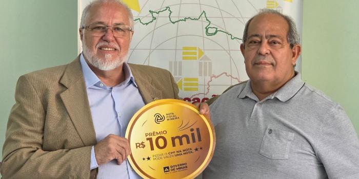 'Moedão' simbólico da Nota Fiscal Mineira de R$ 10 mil foi entregue a morador de Ipatinga (SEF / Divulgação)