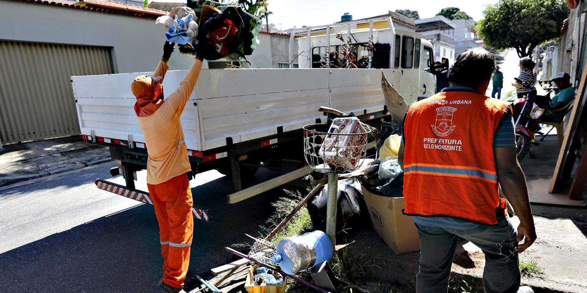 Mutirões para recolhimento de objetos que possam servir de criadouro para o mosquito são uma das frentes de combate à doença na capital (Rodrigo Clemente/ PBH)