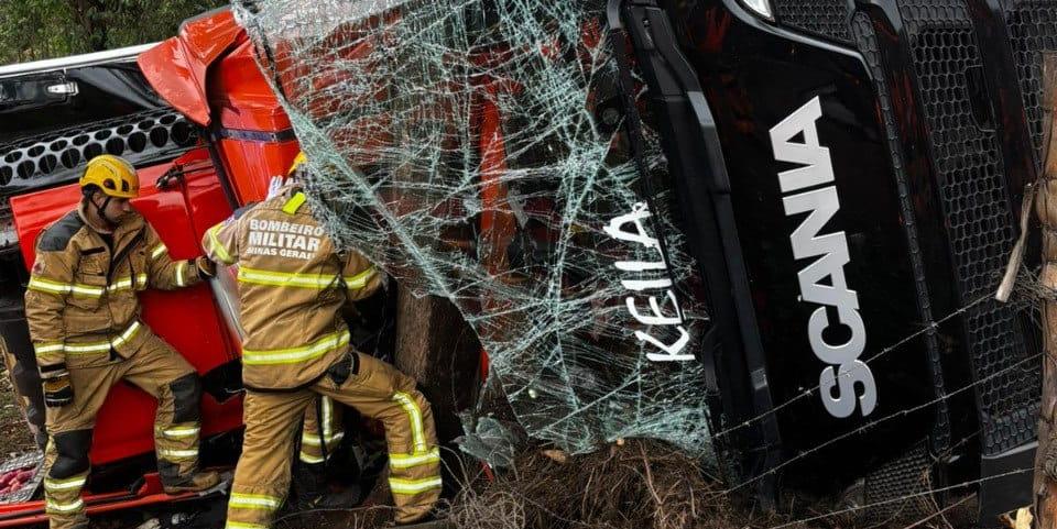 Motorista morre após tombar caminhão na BR-381 (Divulgação / Corpo de Bombeiros)
