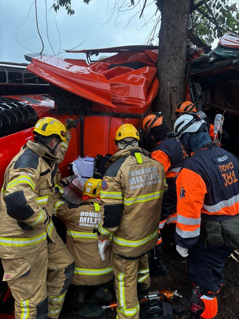 Bombeiros resgatam esposa do influencer, que está grávida e ficou presa às ferragens (Divulgação/Corpo de Bombeiros)