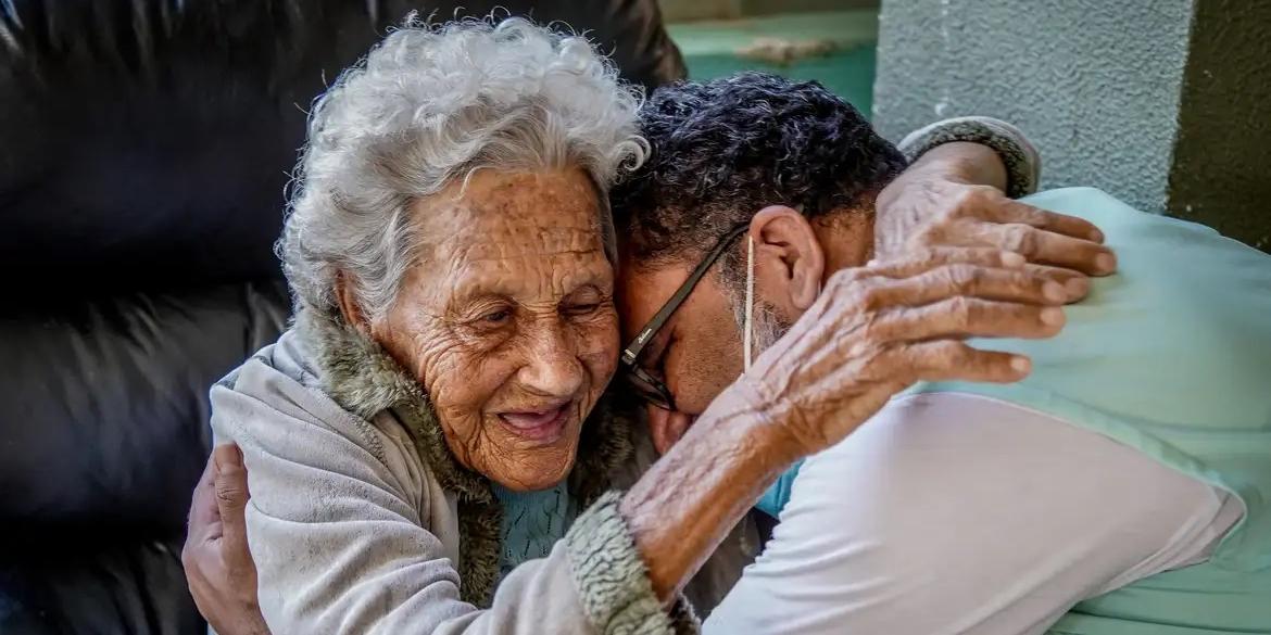 Redação do Enem 2025 aborda as perspectivas para o envelhecimento (Rafa Neddermeyer/Agência Brasil)