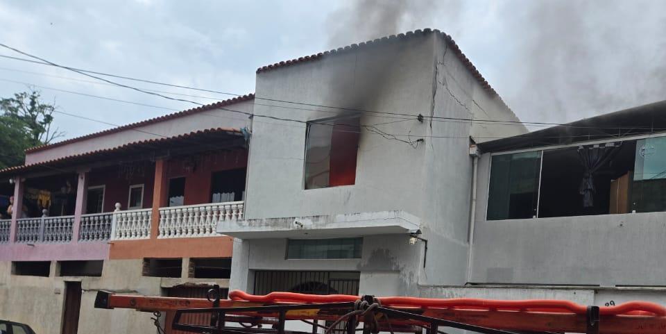 Homem ateia fogo em casa após tentar estrangular esposa em BH (Divulgação / Corpo de Bombeiros)