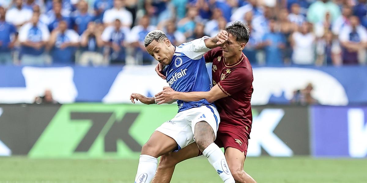 Matheus Pereira acerta rosto de Bernal  e arbitragem entende com o lance normal (Lucas Merçon / Fluminense)