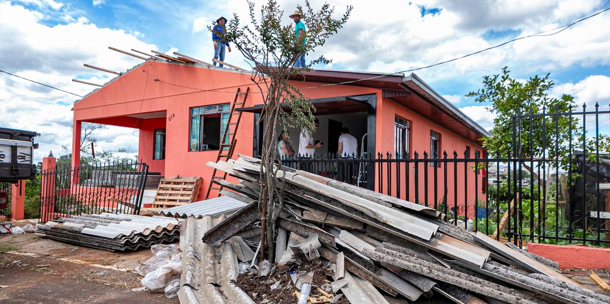 Famílias atingidas por tempestade no Paraná vão receber até R$ 50 mil (Roberto Dziura Jr/AEN)