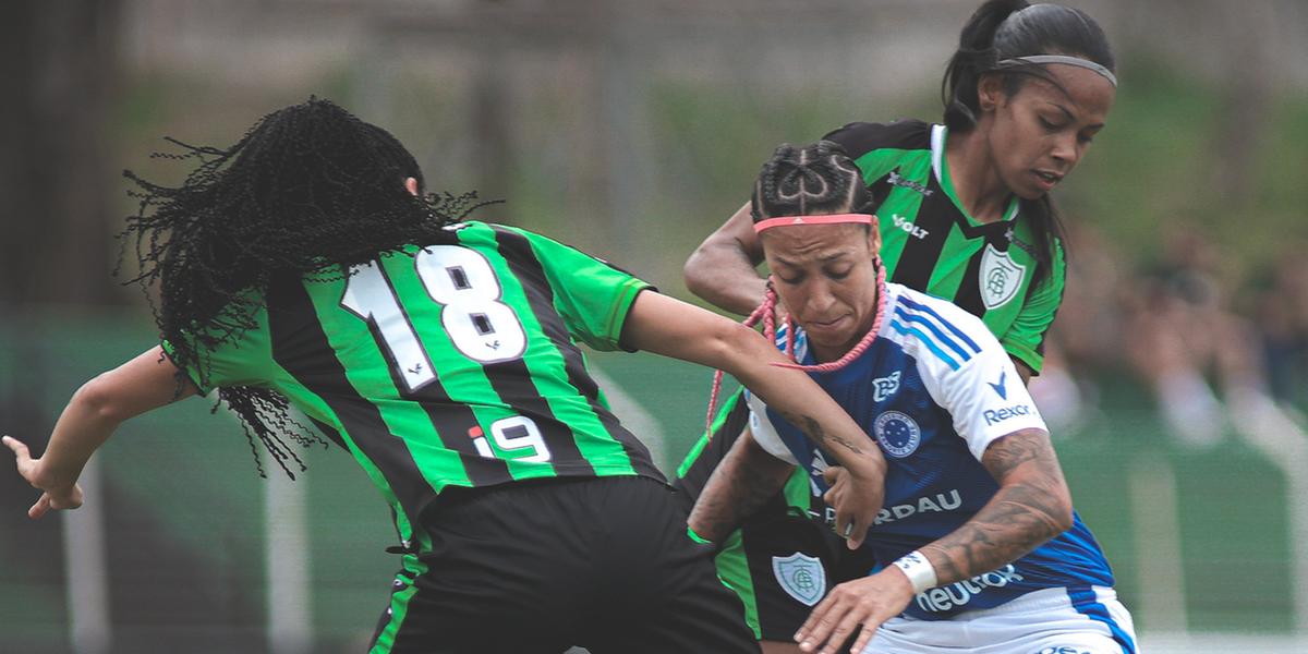 Byanca Brasil duela com duas Spartana em confronto que irá se repetir na final do Mineiro (Foto: Gustavo Martins/ Cruzeiro)