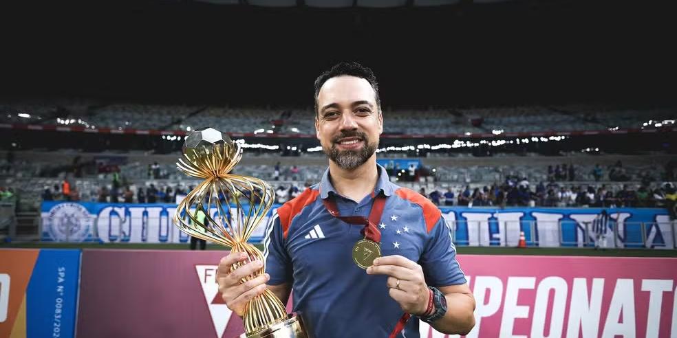 Treinador recebeu a indicação pelos ótimos trabalhos realizado no comando das Cabulosas (Gustavo Martins)