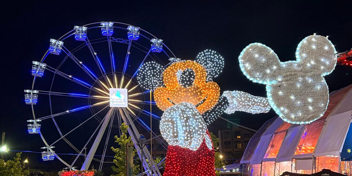 A escultura está instalada na área central do Parque Capivari. Além dela, o público vai encontrar a tradicional árvore de Natal de 15 metros de altura, um portal de 4 metros em formato da cabeça Mickey, túnel iluminado, cascatas de luz, arcos e diferentes figuras decorativas (Bruna Sales)